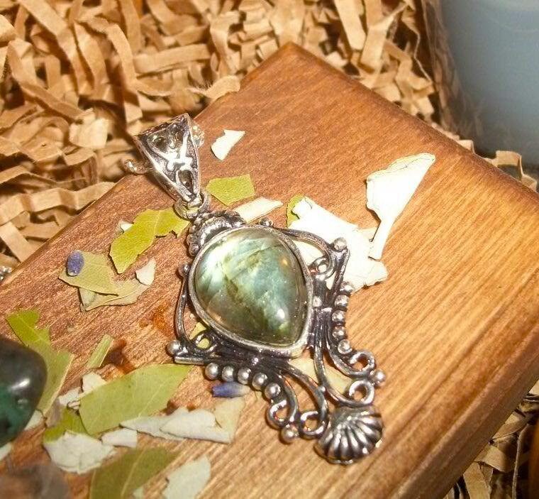 Beautiful Ethereal Protective Fylgja – Labradorite Pendant