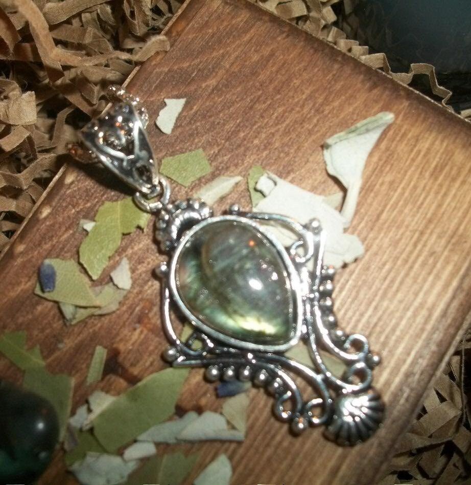 Beautiful Ethereal Protective Fylgja – Labradorite Pendant