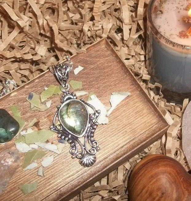 Beautiful Ethereal Protective Fylgja – Labradorite Pendant